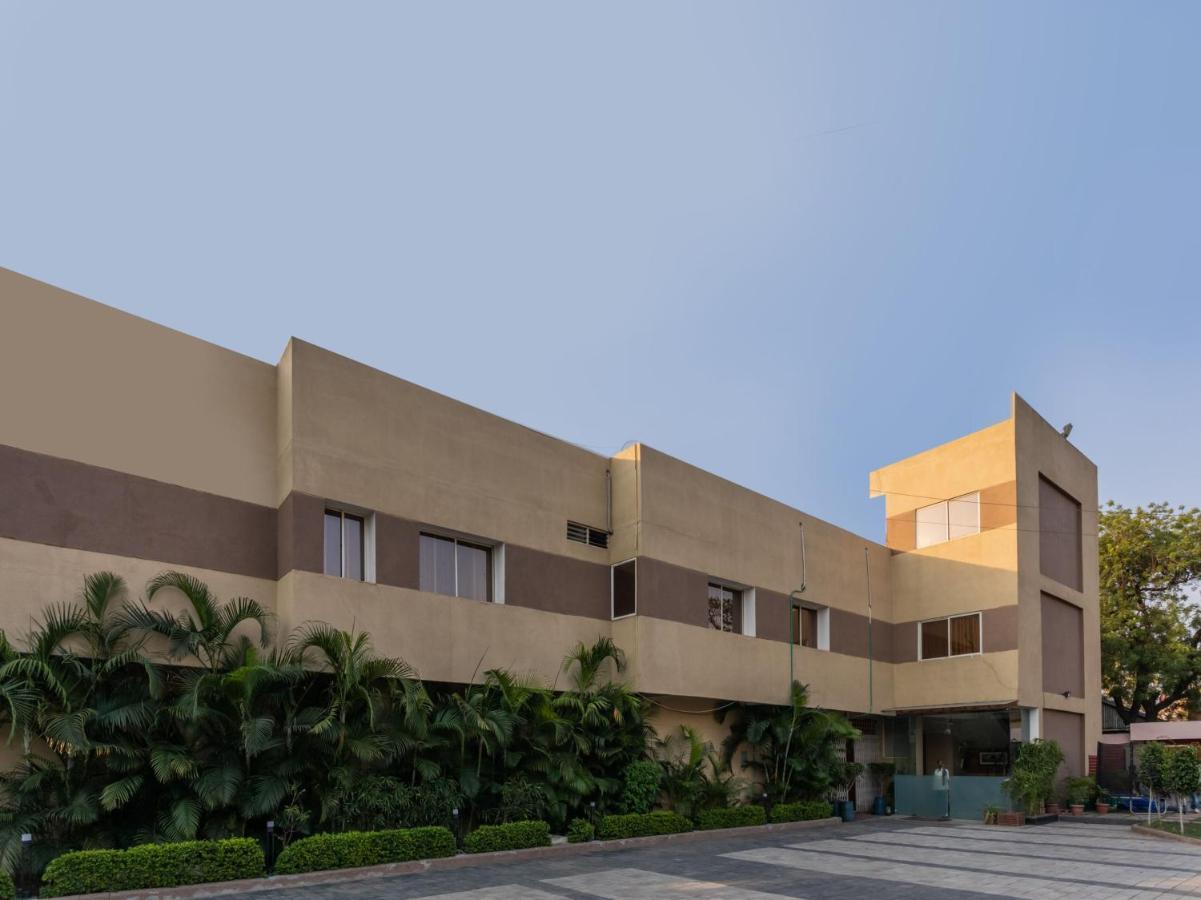 SPOT ON 73694 Hotel Prakash Saharanpur Bagian luar foto